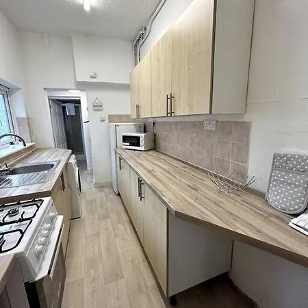 Bright Home From Home Stoke-on-Trent Buitenkant foto