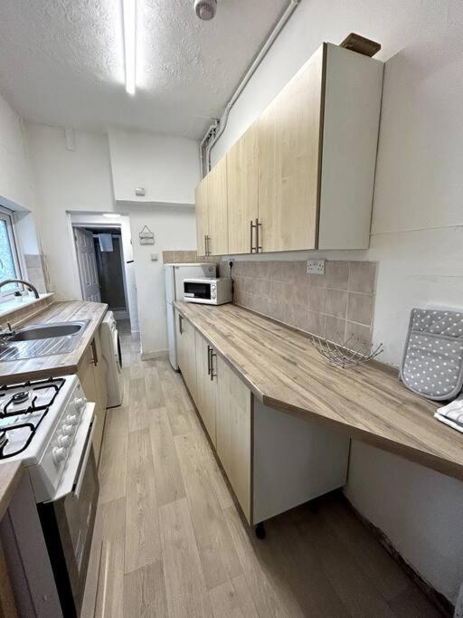 Bright Home From Home Stoke-on-Trent Buitenkant foto