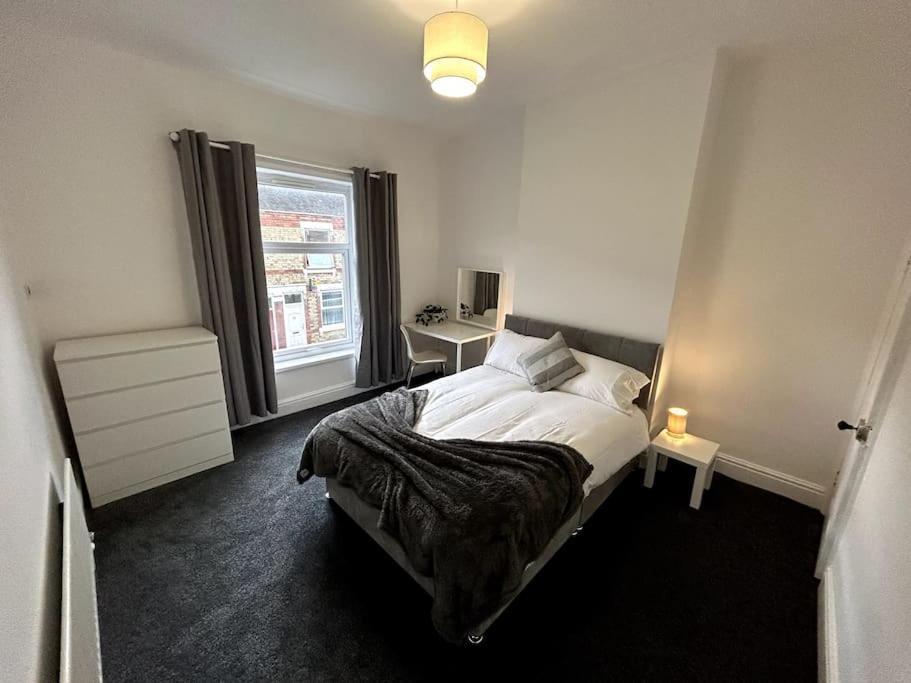 Bright Home From Home Stoke-on-Trent Buitenkant foto