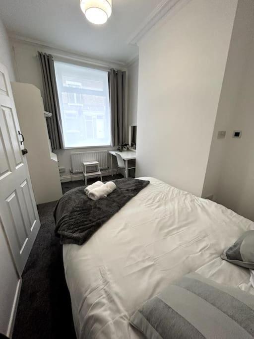 Bright Home From Home Stoke-on-Trent Buitenkant foto